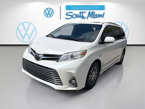 Used 2020 Toyota Sienna XLE image 3