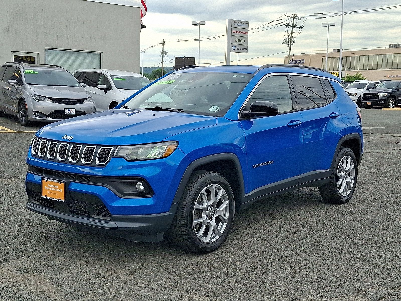 Used 2023 Jeep Compass Latitude AWD/4WD image 3