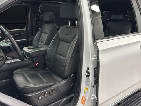 Used 2023 GMC Yukon XL Denali AWD/4WD image 9