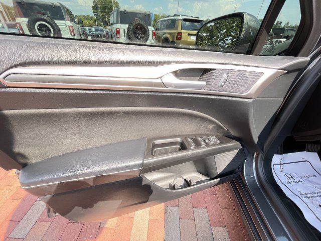 Used 2017 Ford Fusion SE w/ Equipment Group 201A FWD image 10