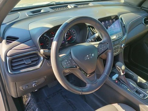 Used 2022 Chevrolet Equinox RS w/ Infotainment Package image 11