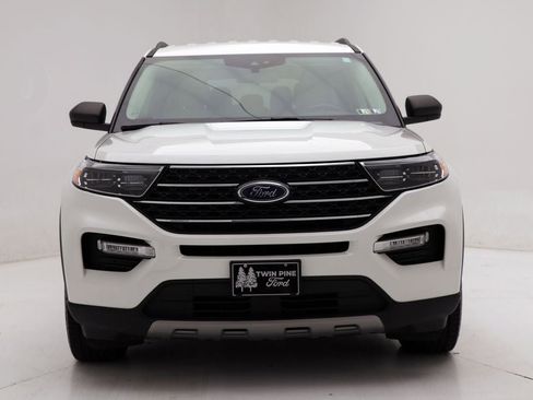 Used 2022 Ford Explorer XLT w/ Equipment Group 202A image 4