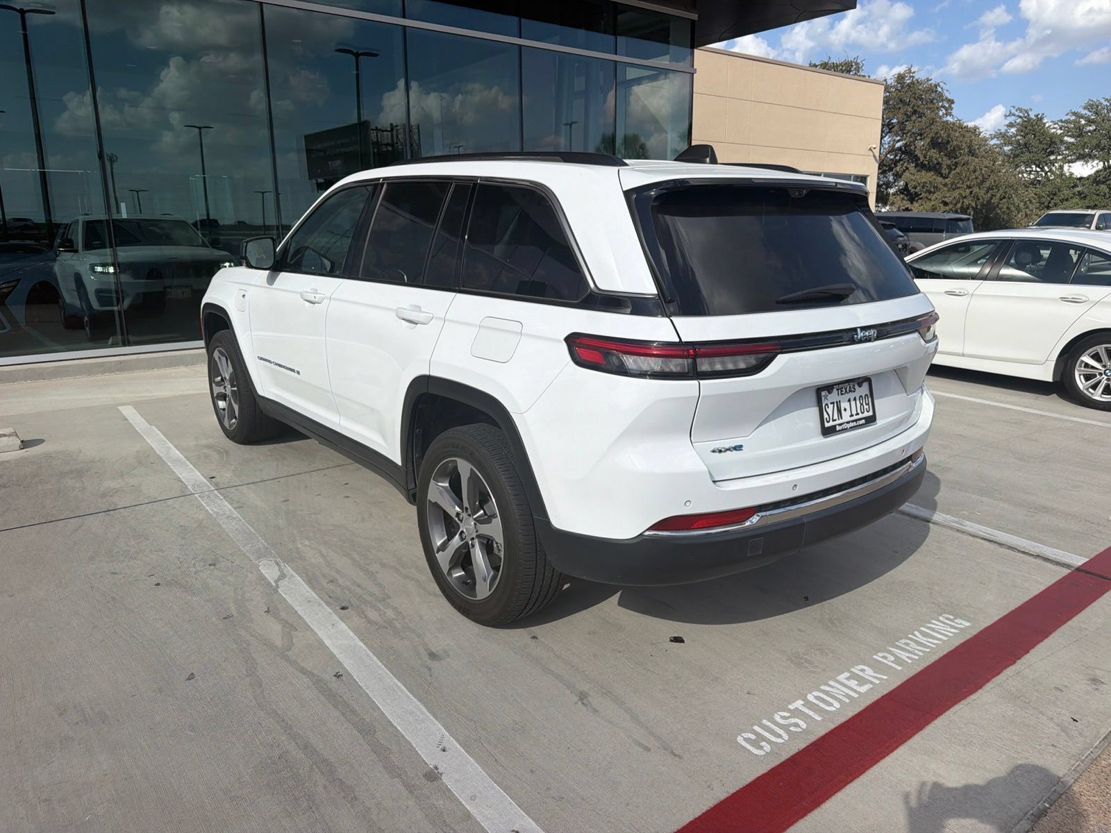 Used 2023 Jeep Grand Cherokee 4WD 4xe w/ Luxury Tech Group II image 9