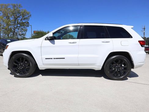 Used 2018 Jeep Grand Cherokee Altitude image 3