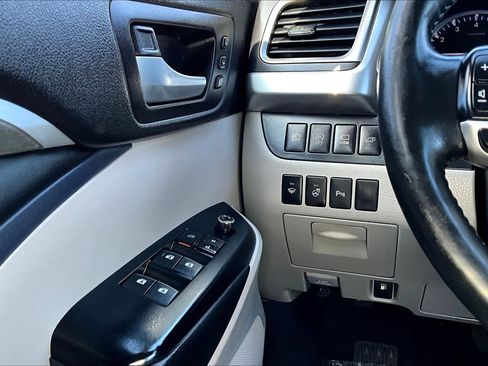 Used 2017 Toyota Highlander Limited Platinum image 32
