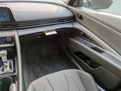 Certified 2025 Hyundai Elantra SEL FWD image 15