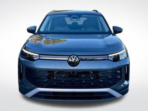 Used 2025 Volkswagen Tiguan S image 2