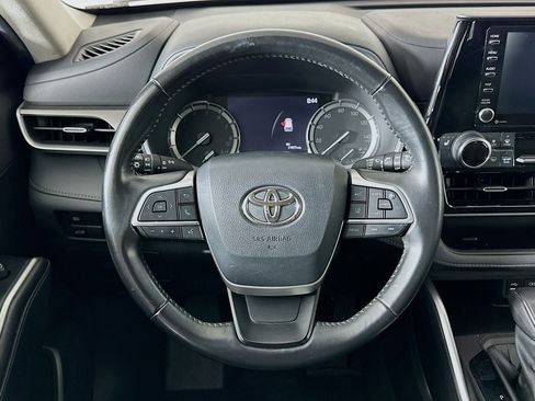 Used 2022 Toyota Highlander XLE image 18