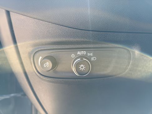 Used 2018 Chevrolet Equinox LT FWD image 36