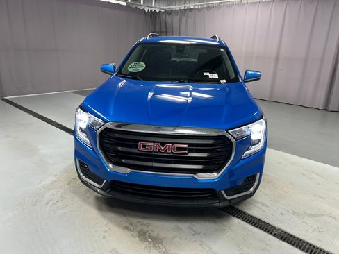 Used 2024 GMC Terrain SLE w/ Driver Convenience Package image 2