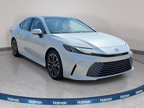 Used 2025 Toyota Camry XLE FWD image 4