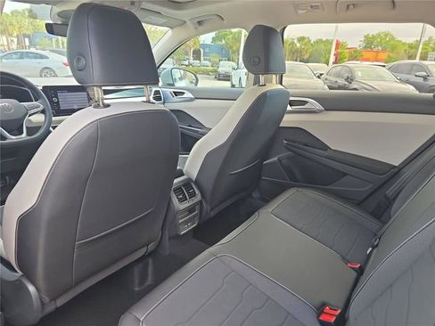 New 2026 Volkswagen Taos SE FWD image 9