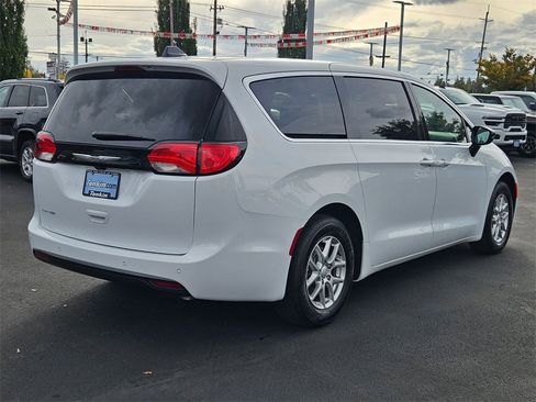 New 2026 Chrysler Voyager LX image 6
