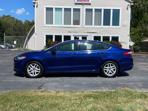 Used 2016 Ford Fusion SE FWD image 2
