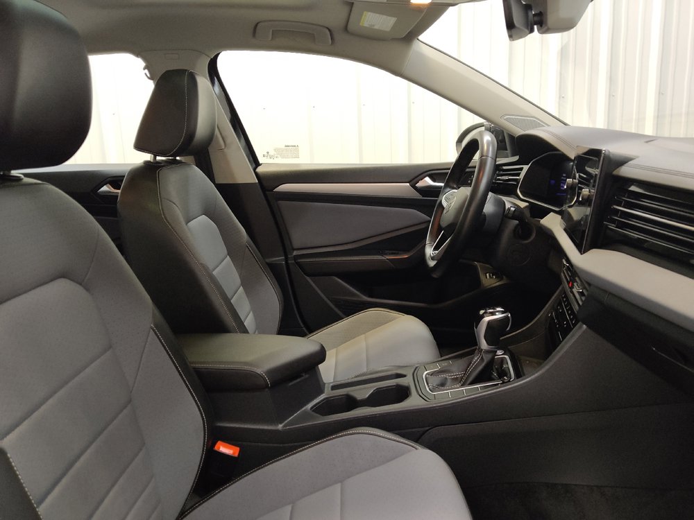 Used 2025 Volkswagen Jetta SE FWD image 21