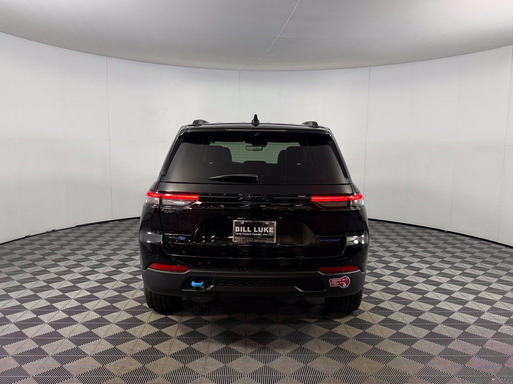 Used 2022 Jeep Grand Cherokee Trailhawk w/ Advanced Protech Group II AWD/4WD image 10