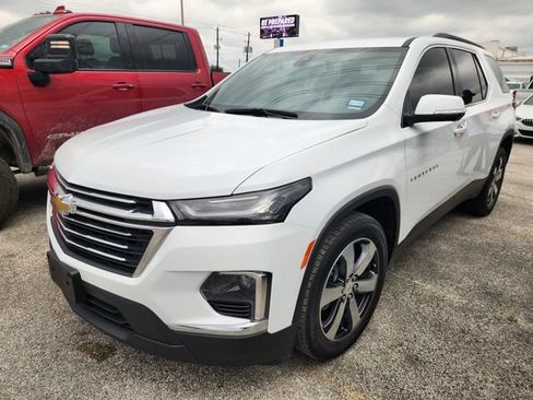 Used 2023 Chevrolet Traverse LT w/ LT Premium Package AWD/4WD image 3