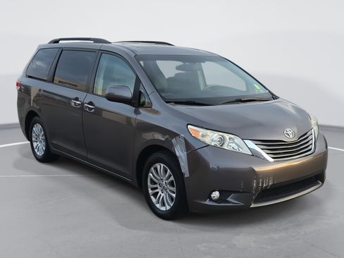 Used 2011 Toyota Sienna XLE image 3