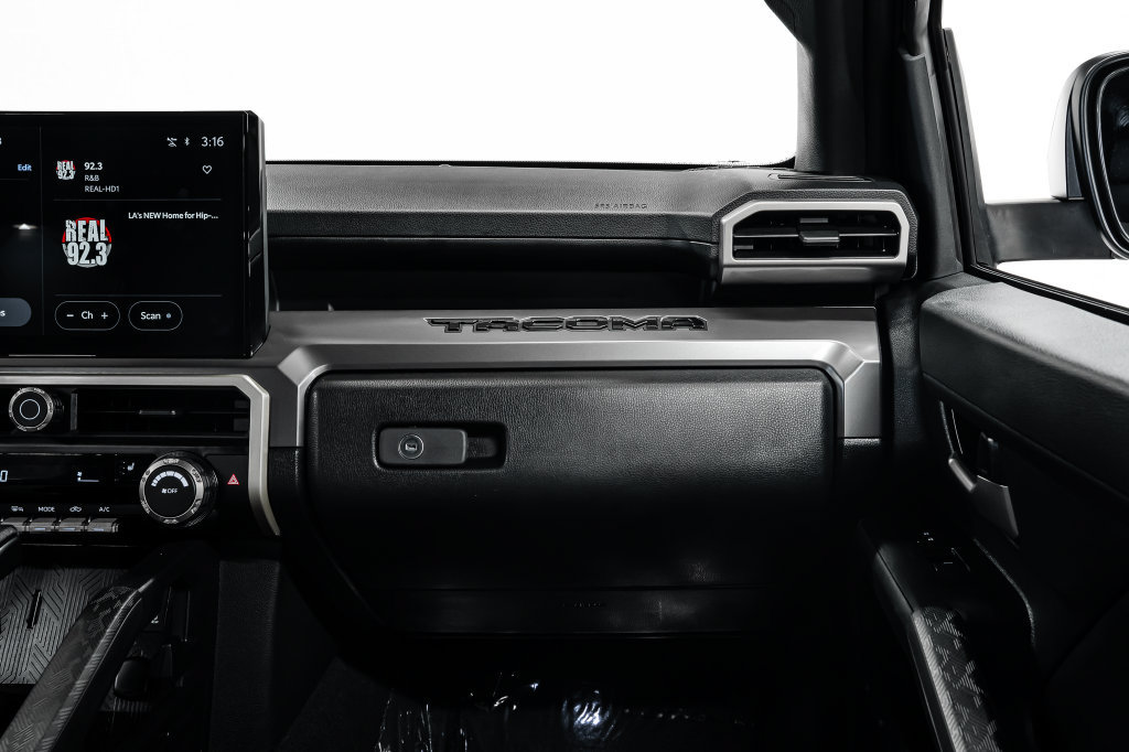 Used 2025 Toyota Tacoma TRD Sport AWD/4WD image 29