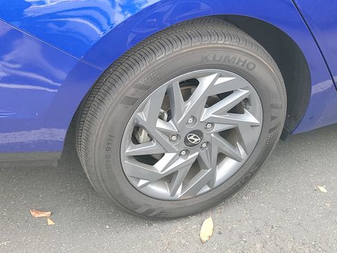 Used 2025 Hyundai Elantra Hybrid FWD image 3
