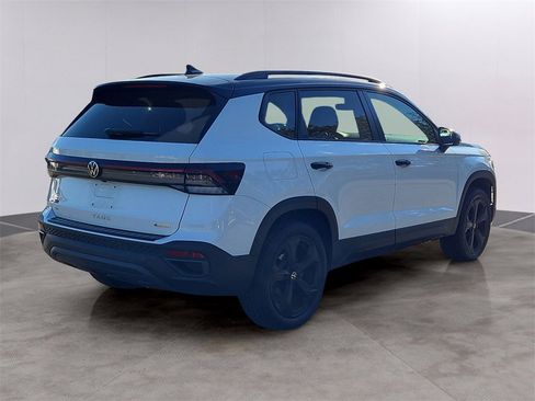Certified 2025 Volkswagen Taos SE image 4
