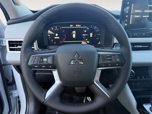 New 2025 Mitsubishi Outlander SE image 17