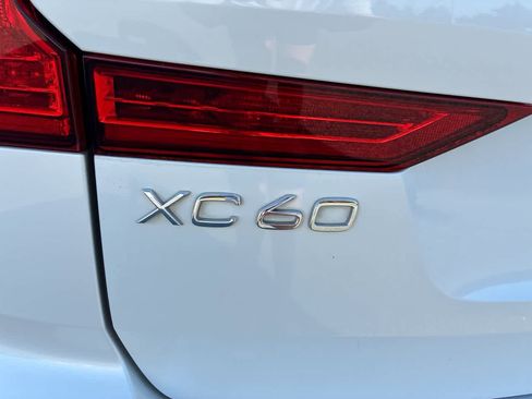 Used 2021 Volvo XC60 T5 Momentum AWD/4WD image 31