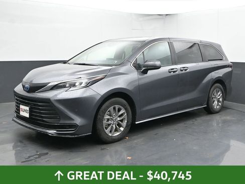 Used 2025 Toyota Sienna LE image 7
