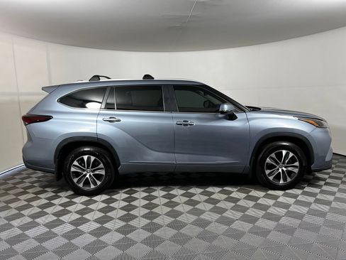 Certified 2024 Toyota Highlander XLE FWD image 4