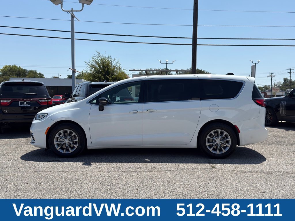 Used 2026 Chrysler Pacifica Limited FWD image 8