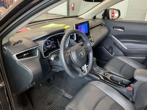 Used 2023 Toyota Corolla Cross XLE w/ Convenience Package image 9