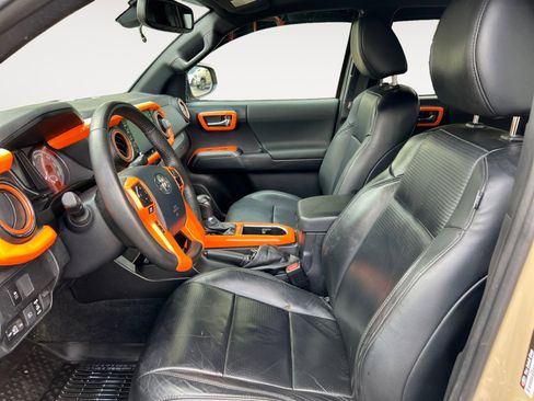 Used 2020 Toyota Tacoma TRD Sport image 9