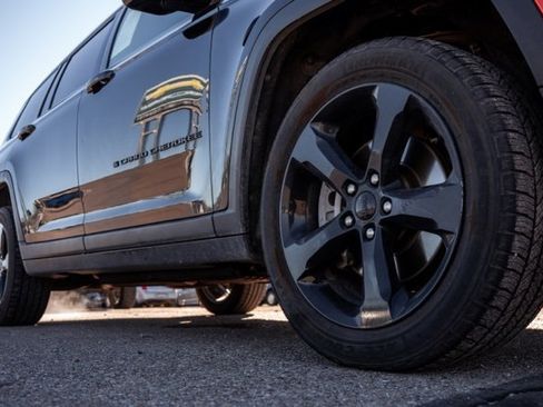 Used 2023 Jeep Grand Cherokee L Laredo image 12