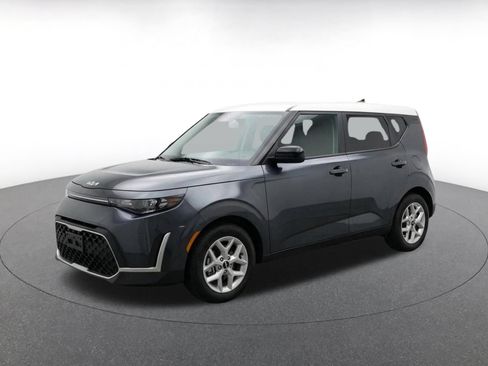 Used 2025 Kia Soul LX w/ LX Technology Package FWD image 3