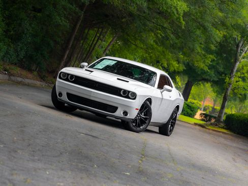 Used 2017 Dodge Challenger SXT Plus RWD image 21