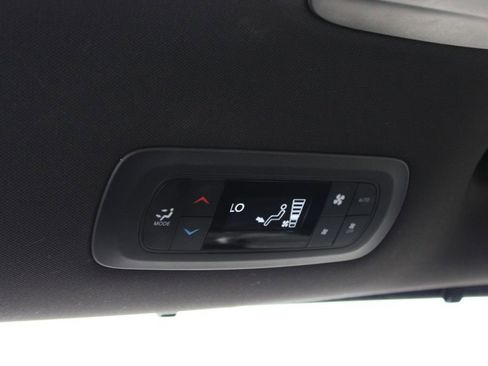 Used 2025 Chrysler Pacifica Select FWD image 47