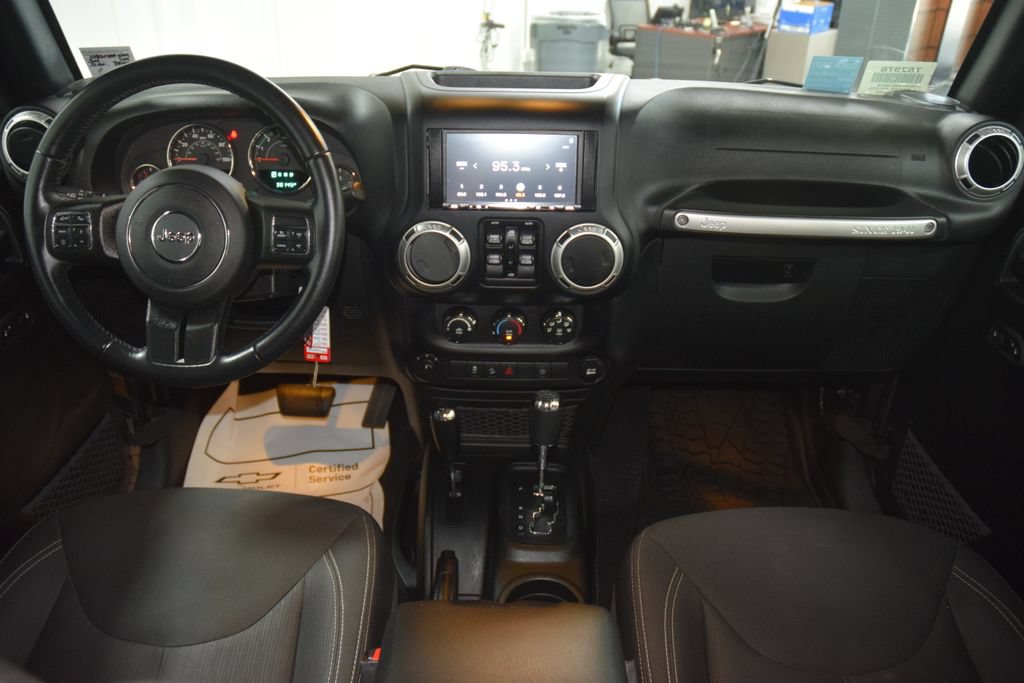 Used 2017 Jeep Wrangler Unlimited Rubicon w/ Connectivity Group AWD/4WD image 30