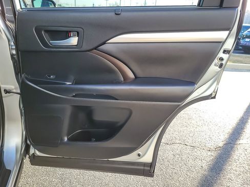 Used 2019 Toyota Highlander XLE image 22