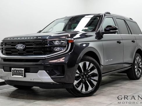 Used 2025 Ford Expedition Platinum w/ Driver's Package AWD/4WD image 1