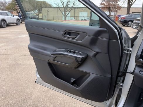 Used 2025 Nissan Pathfinder SV image 18