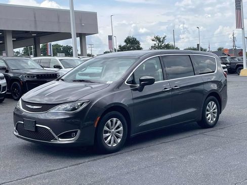 Certified 2018 Chrysler Pacifica Touring Plus FWD image 4