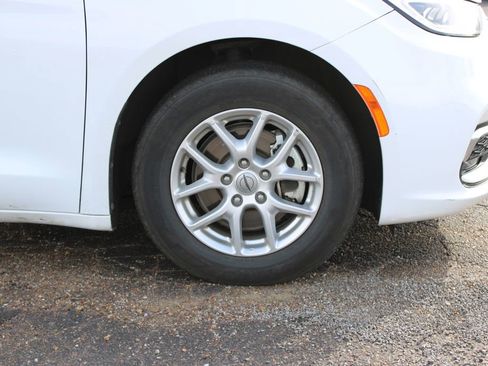 Used 2023 Chrysler Pacifica Touring-L image 12