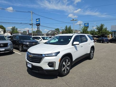 Used 2023 Chevrolet Traverse LT w/ LT Premium Package AWD/4WD image 3