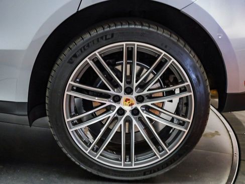 Certified 2025 Porsche Macan image 9