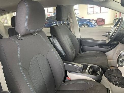 Used 2021 Chrysler Pacifica Touring FWD image 22