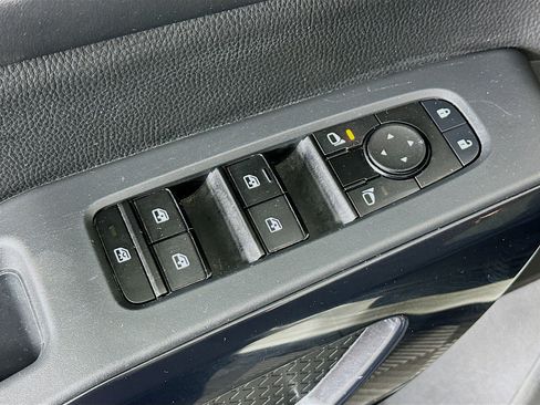 Used 2024 Nissan Pathfinder SV image 15