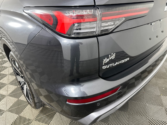 Used 2025 Mitsubishi Outlander SE AWD/4WD image 32