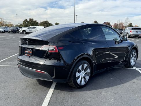 Used 2024 Tesla Model Y 2WD image 13