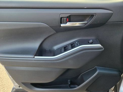 Used 2022 Toyota Highlander XLE AWD/4WD image 16