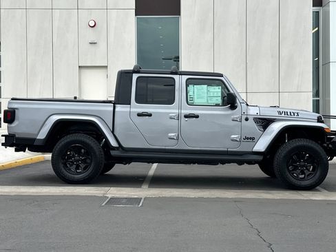 Used 2021 Jeep Gladiator Willys image 2